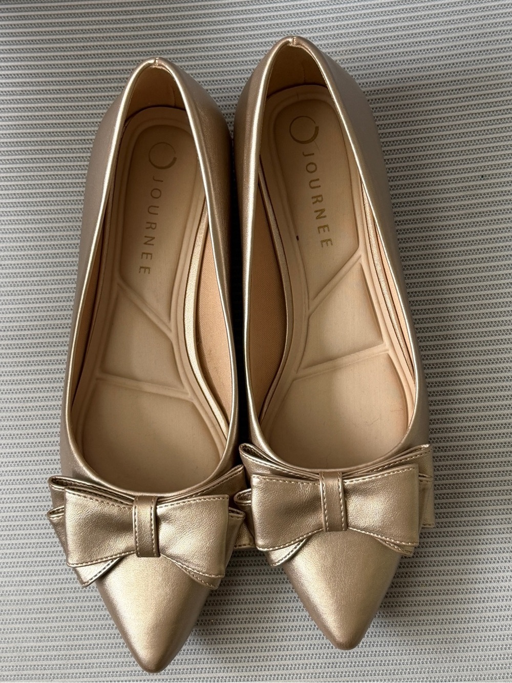 Journee Women's Metallic Gold Pointed Bow Flats